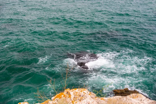 ブルガリア 黒海のチウレノヴォ クリフで波を打ち砕く — ストック写真