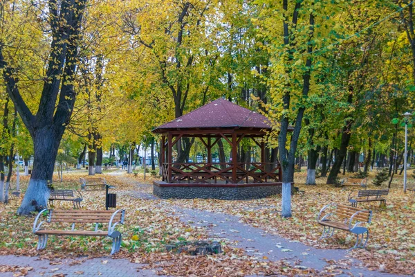 Περίπτερο Στο Ρωμαϊκό Πάρκο Φθινόπωρο Ρουμανία — Φωτογραφία Αρχείου