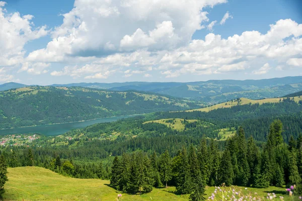 通往罗马尼亚内莫特杜劳的路上美丽的山景 — 图库照片