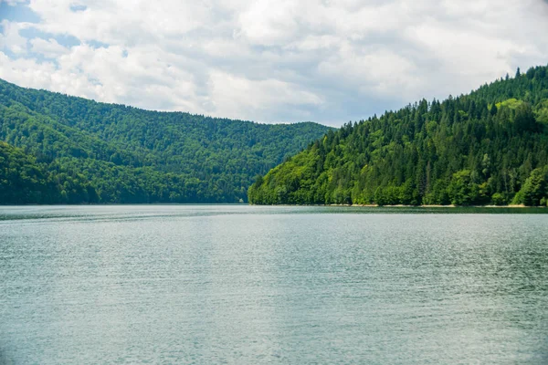 Озеро Ізворул Мунтелуй Сонячний День Озеро Біказ Ятра Німт Румунія — стокове фото