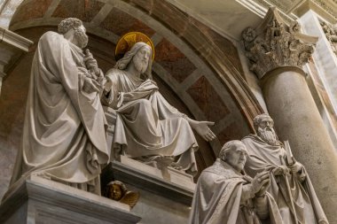 Heykeller: İsa, Aziz Paul, Aziz Peter ve Papa, Aziz Peter Bazilikası, Vatikan, İtalya