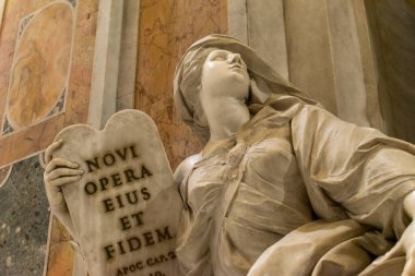 Elinde bir yazı olan bir kadın heykeli 