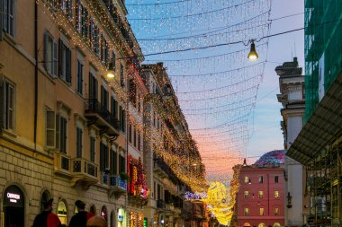 Roma 'daki binalar İtalya' da Tatiller İçin Dekore Edildi