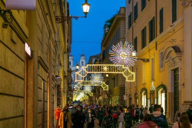 Roma 'daki binalar İtalya' da Tatiller İçin Dekore Edildi