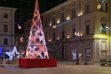 İtalya, Rieti sokaklarında Noel ağacı, tatil için
