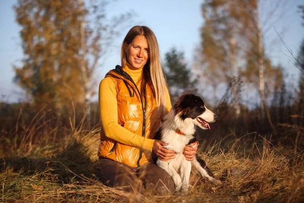 Retrato Uma Menina Amarelo Fronteira Collie Fundo Natureza Imagens De Bancos De Imagens Sem Royalties