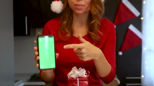 Ein Mädchen Roten Neujahrsanzug Der Küche Zeigt Ein Smartphone Mit — Stockvideo