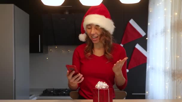 Ein Mädchen Roten Anzug Spricht Der Küche Videoanruf Und Zeigt — Stockvideo