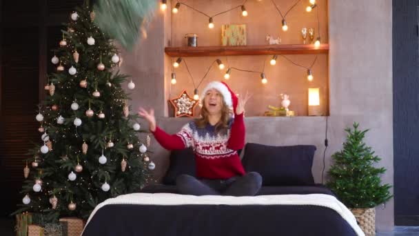 Una Ragazza Vestita Babbo Natale Prende Una Scatola Con Regalo — Video Stock