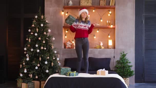 Menina Natal Santa Fantasia Dançando Pulando Cama — Vídeo de Stock