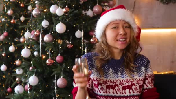 Uma Menina Vestida Papai Noel Com Copo Mão Deseja Lhe — Vídeo de Stock