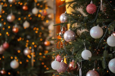 Topları ve çelenk ile süslenen Noel ağacı.