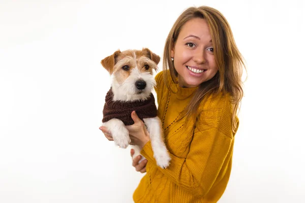 Laughing Girl Con Una Chaqueta Amarilla Sostiene Perro Sus Brazos — Foto de Stock