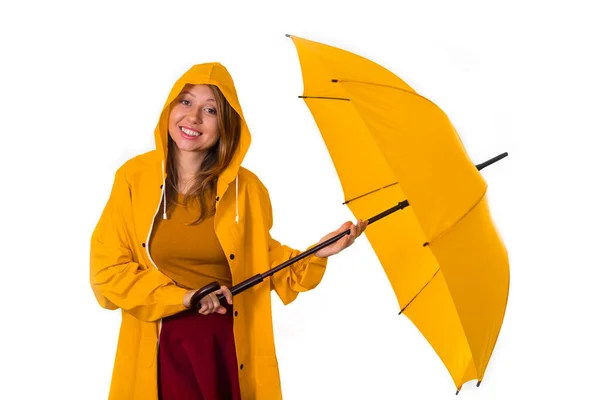 Χαμογελαστή Κοπέλα Κίτρινο Αδιάβροχο Στέκεται Κάτω Από Ομπρέλα Απομονωμένη Λευκό — Φωτογραφία Αρχείου