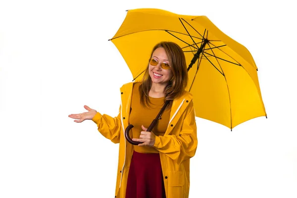 Улыбающаяся Девушка Жёлтом Плаще Стоит Зонтиком Протягивает Руку Дождем Изолировать — стоковое фото