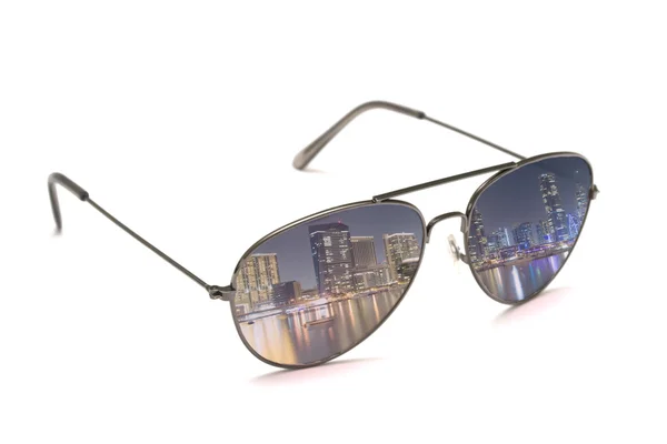 Gafas de sol con vista ciudad — Foto de Stock