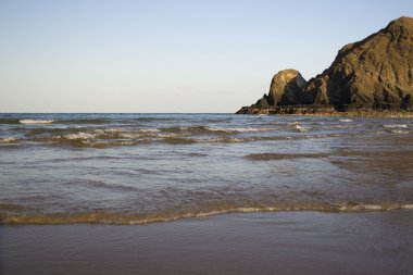 Güneşli plaj sahnesi