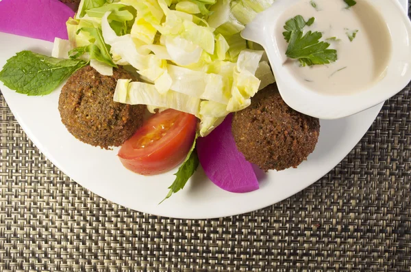 Falafel mit Salat — Stockfoto
