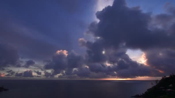 Time-lapse van prachtige zonsondergang boven de oceaan, wolken zweven van links naar rechts — Stockvideo