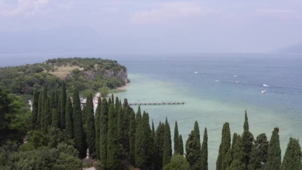 Vue aérienne de la belle côte avec plage et jetée par une journée ensoleillée — Video