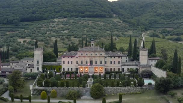 Bröllopsmiddag i vacker italiensk villa i förorten Verona efter solnedgången — Stockvideo