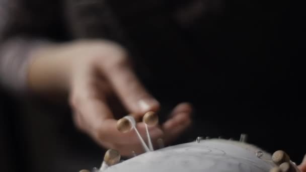 Female hands weaving and tightening lace with bobbins — Stok video