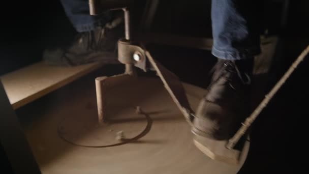 Περιστρέφοντας το σφόνδυλο ενός παλιού παραδοσιακού κεραμικού τροχού ποδιών — Αρχείο Βίντεο