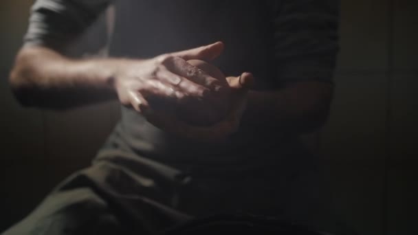 Ремесленные мужские руки крошится глина в замедленной съемке — стоковое видео