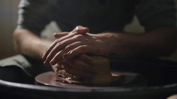 スローモーションでポッターホイール上の粘土を形作る職人の手 — ストック動画