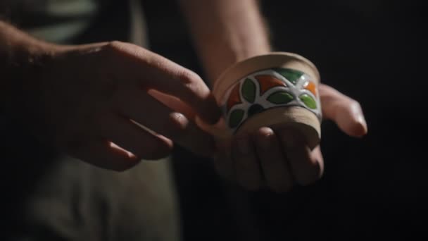Keramiska kopp i keramiker händer — Stockvideo