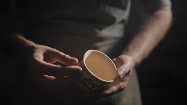 Artisan manliga hantverkare händer som håller en handgjord kopp — Stockvideo