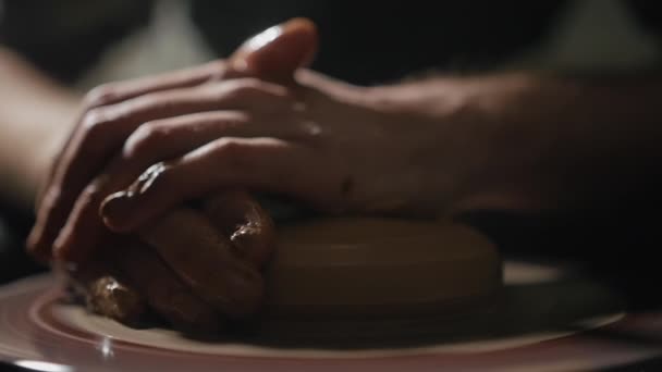 Артистські руки формують глину на гончарному колесі в повільному русі — стокове відео