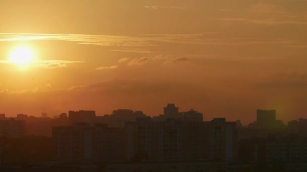 Puesta de sol sobre los edificios de la ciudad — Vídeo de stock