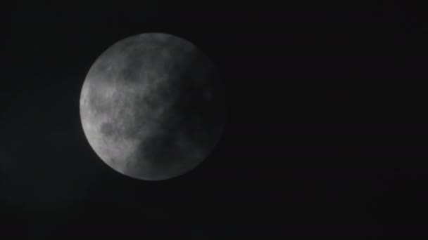 Luna llena escondida detrás de las nubes — Vídeos de Stock