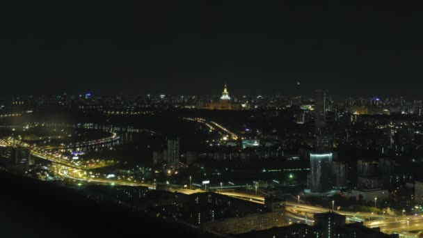 Bir gökdelenin penceresinden Moskova 'nın gece manzarası — Stok video