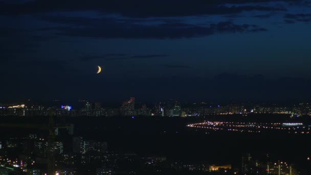 De halve maan verstopt zich achter de wolken — Stockvideo