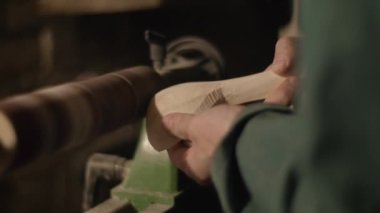 Elektrikli zımpara makinesinde boş bir kaşık öğütüyorum.