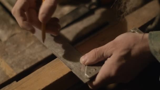 チゼル鉛筆のマークを持つ木製のブロック上の面取り — ストック動画