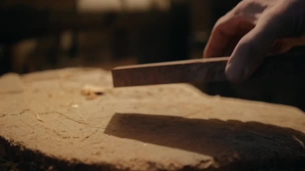 Schleifstein wird auf einen Holztisch gelegt — Stockvideo