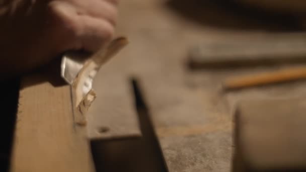 Chisel un chaflán en un bloque de madera con marcas de lápiz — Vídeo de stock