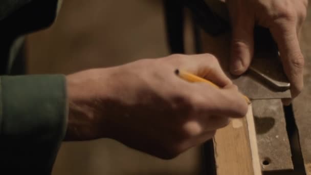 Chisel a chamfer on a wooden block with pencil marks — Stock Video
