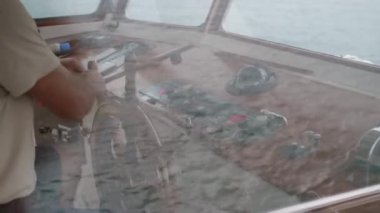 Kaptan dümeni çeviriyor.