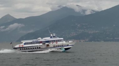 feribot, hidrofolyo, göl kenarında yüzer.