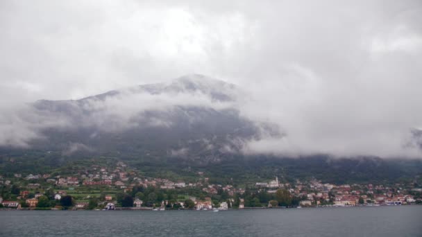 Viaggiare sul Lago di Como in una giornata nuvolosa — Video Stock