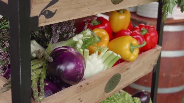 Verduras frescas en estante de madera — Vídeo de stock