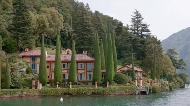 Villa la cassinella 'nın suyundan manzara — Stok video