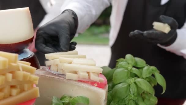 Układanie kawałków sera — Wideo stockowe