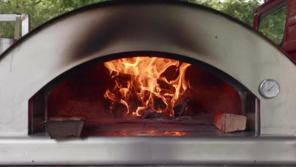 Horno de pizza con fuego ardiente — Vídeos de Stock