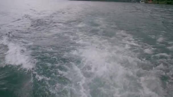 Passeio de barco no lago como em um dia nublado — Vídeo de Stock