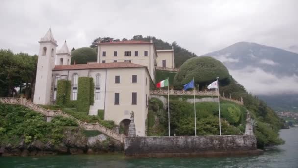 Villa Balbianello Blick vom Wasser aus Lizenzfreies Stock-Filmmaterial